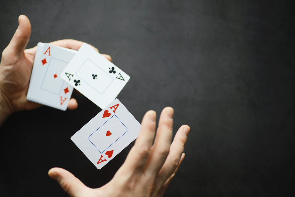 magicien qui fait un tour de cartes