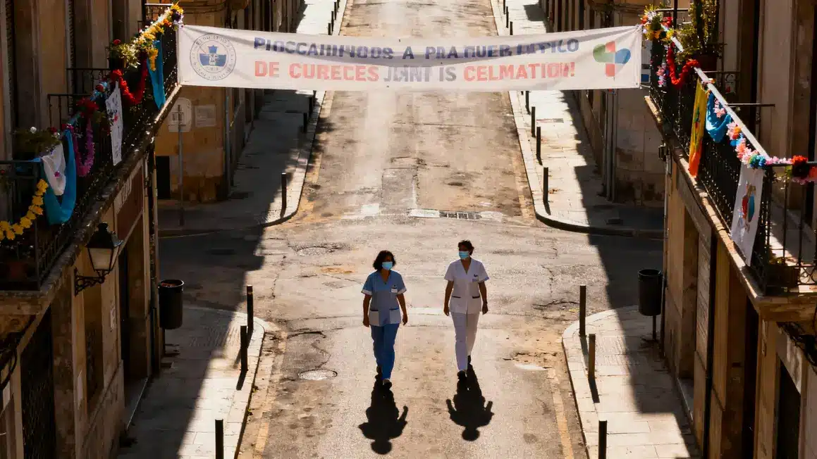 Soignants Calogero On fait comme si rue déserte banderole solidarité